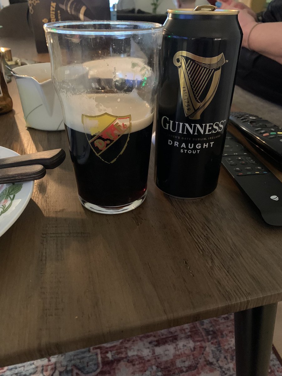 Firar ajk:s förlust med en guiness 💛❤️💙