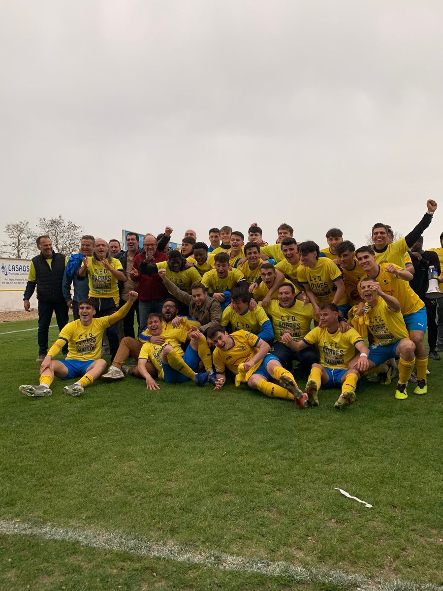 fbarrioc's tweet photo. En este club y en este pueblo todo es posible. Agradecer a todos los que han formado parte de esto, afición, directiva, personal de campo, cuerpo técnico, compañeros… hemos hecho historia. Orgulloso de mi pueblo. SOMOS CAMPEONES DE 3 RFEF 🐺💛🏆 https://t.co/rNTcllP5U3