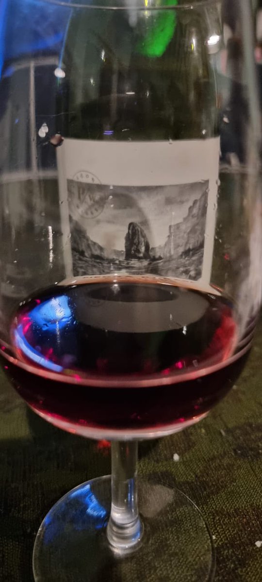 Juli1805A's tweet photo. Degustando Piedra Parada Blend
#merlot #pinotnoir #chubut #elhoyo #patagonianwines #patagonia #vinoargentina #winesofargentina #vinargentin #assemblage #piedraparada https://t.co/ZDJZOIYcWd