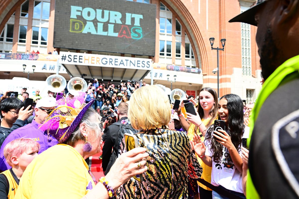 LSUwbkb's tweet photo. A red carpet arrival https://t.co/eyx9beTGyy