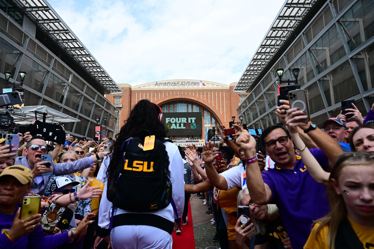 LSUwbkb's tweet photo. A red carpet arrival https://t.co/eyx9beTGyy