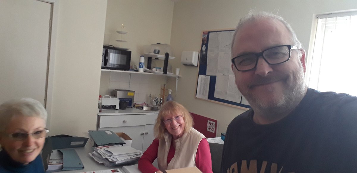 billhartnett1's tweet image. Election Administration Sunday stuffing envelopes with @ReddLab great team effort @labour_local #manyhandsmakelightwork