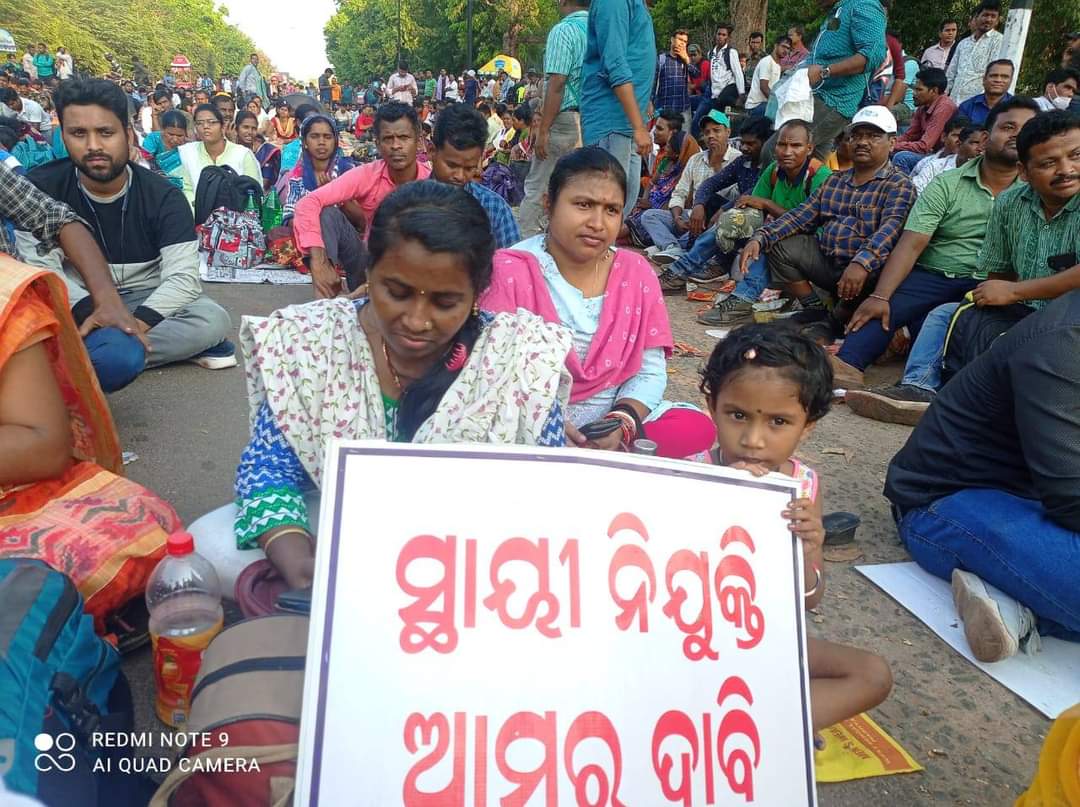 OGOEFOdisha's tweet photo. @IPR_Odisha @FdOdisha @CMO_Odisha @DC_Odisha @SecyChief ଆଉ କେତେ ଦିନ ଯୁବକ ଯୁବତୀ ସରକାର ଦପ୍ତରୀ ଗୋତିଶ୍ରମିକ କ୍ରୀତଦାସ ମୁକ୍ତ କରନ୍ତୁ #Naveen_Odisha @CMO_Odisha @rashtrapatibhvn @SanjayaPattan10 #WrestleMania https://t.co/y95IJgpxKL