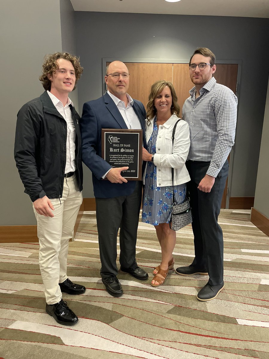 Congrats to <a href="/CWCHS/">Carmi-White Co. HS</a> HFC Kurt Simon for being inducted into the <a href="/IHSFCA1/">IHSFCA</a> Hall of Fame. Well deserved coach! Go Dawgs