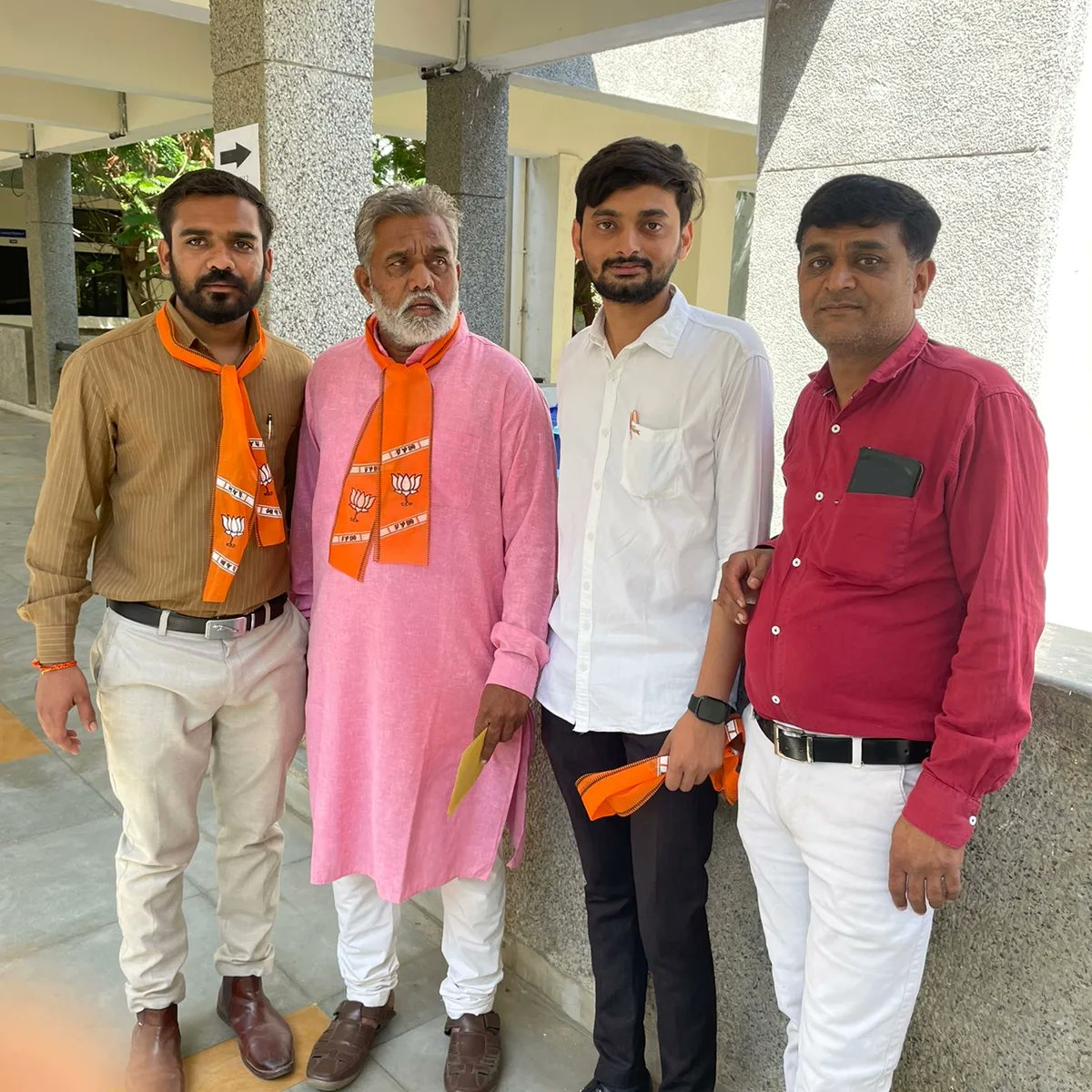 MuniSahil's tweet photo. જ્યારે કોઈ વ્યક્તિનું હૃદય એકાએક બંધ પડી જાય, શ્વાસ બંધ થઈ જાય અને બેહોશ થઈ જાય તેને કેવી રીતે ડોક્ટરની મદદ મળે તે પહેલા બચાવી શકાય તેની તાલીમ CPR નું આયોજન પંચમહાલ જિલ્લા ભારતીય જનતા પાર્ટી દ્વારા ગોધરા ની મેડિકલ કૉલેજ ખાતે કરવામાં આવ્યું હતું. https://t.co/IZfsqDrxmc