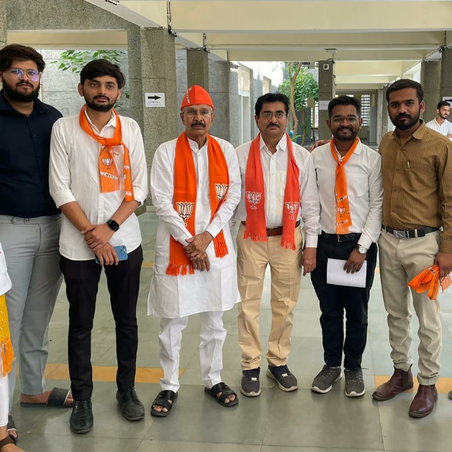 MuniSahil's tweet photo. જ્યારે કોઈ વ્યક્તિનું હૃદય એકાએક બંધ પડી જાય, શ્વાસ બંધ થઈ જાય અને બેહોશ થઈ જાય તેને કેવી રીતે ડોક્ટરની મદદ મળે તે પહેલા બચાવી શકાય તેની તાલીમ CPR નું આયોજન પંચમહાલ જિલ્લા ભારતીય જનતા પાર્ટી દ્વારા ગોધરા ની મેડિકલ કૉલેજ ખાતે કરવામાં આવ્યું હતું. https://t.co/IZfsqDrxmc
