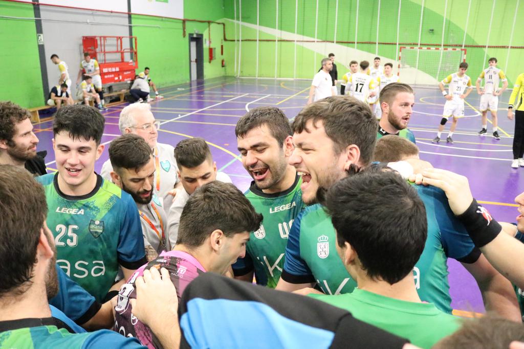 jholst14's tweet photo. Últimamente el balonmano me generaba más cosas negativas que positivas pero es ponerme esta camiseta y, sobre todo, hacerlo con ELLOS y disfruto como un enano 💚
Haciendo que cada segundo que queda valga la pena, gracias 😍 https://t.co/ktANFzQ4mp