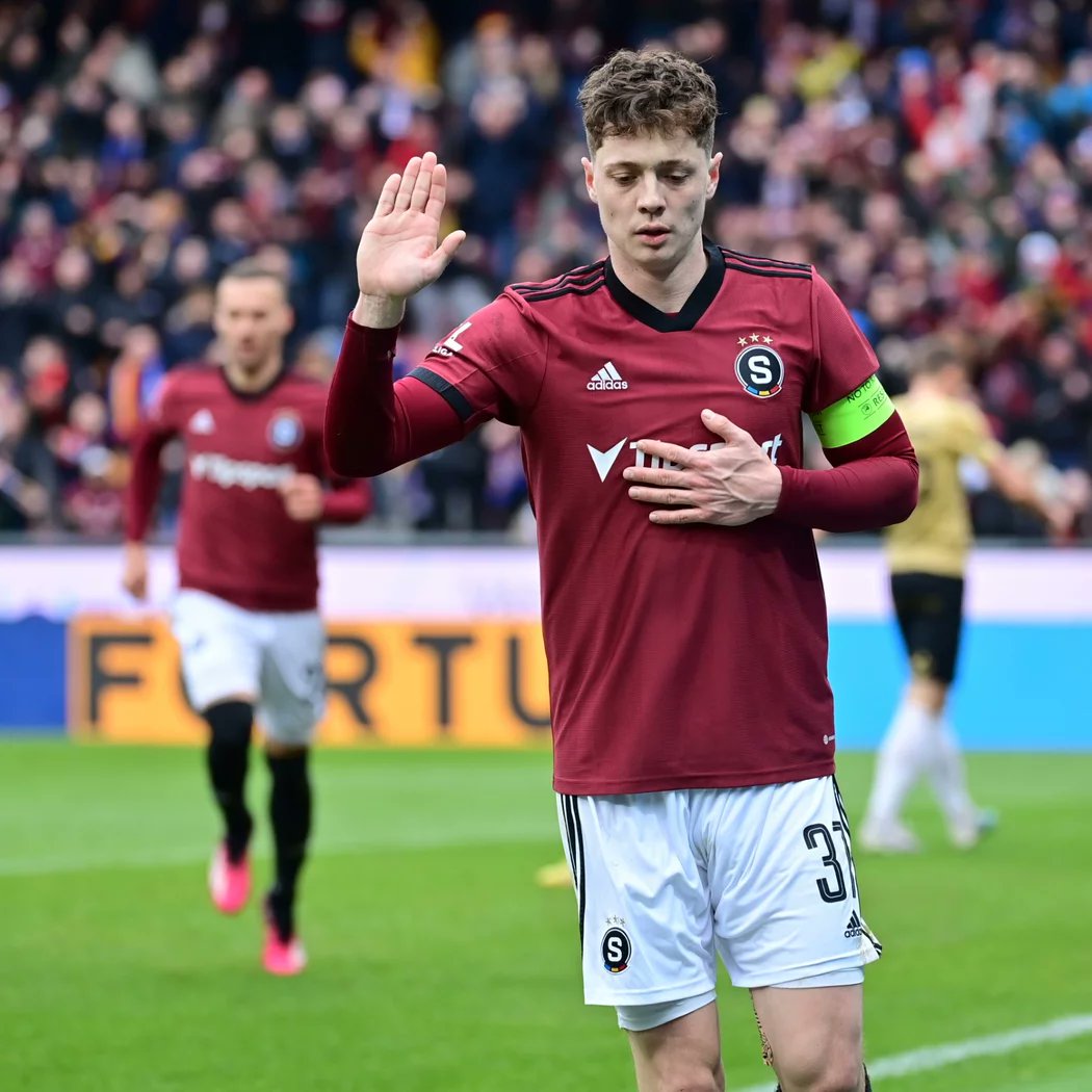 VacekJan's tweet photo. V létě 2019 řada lidí nechápala, proč klub bere hráče z 2. ligy.

L. Krejčí ale postupně a přirozeně vyrostl v lídra. Jeho vliv v kabině je znát už dlouho, teď se posouvá i daleko za ní.

Tohle je nejsoudržnější Sparta za dlouhé roky. Do velké míry to jde právě za ním. 

23 let. https://t.co/j4Bvwv8VKv