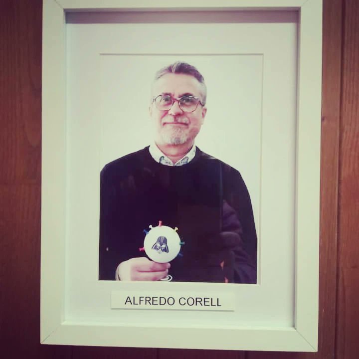 IES_Ribera's tweet photo. La foto de @alfredocorell ya cuelga en uno de los rincones de escritores y personalidades que han visitado el @iesriberadecastilla.Dentro de poco tendremos que buscar otros espacios porque ya no nos entran😅
#Corell
#elriberasemueve #escritoresydivulgadores
#ribereñosyribereñas https://t.co/6ROHfV9GRD