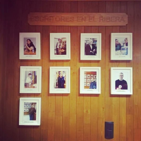 IES_Ribera's tweet photo. La foto de @alfredocorell ya cuelga en uno de los rincones de escritores y personalidades que han visitado el @iesriberadecastilla.Dentro de poco tendremos que buscar otros espacios porque ya no nos entran😅
#Corell
#elriberasemueve #escritoresydivulgadores
#ribereñosyribereñas https://t.co/6ROHfV9GRD