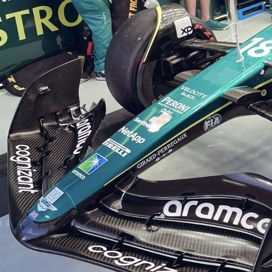 ScarbsTech's tweet photo. Interesting detail, @AstonMartinF1 has switched this year to Red Bull's nose mounted drinks bottle. Around 1l (1kg) of liquid in a tank in the nose. It connects to the chassis via a dry break connector then pumped to the driver's mouth.
#F1 #F1Tech 
Pics @amsonline https://t.co/0PM86MHMVa