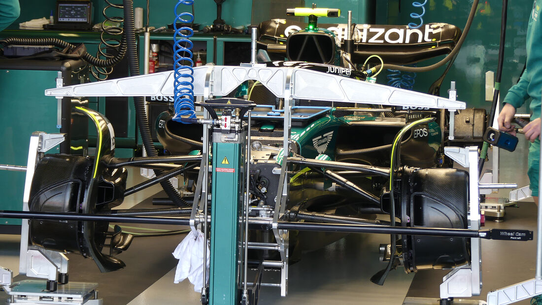ScarbsTech's tweet photo. Interesting detail, @AstonMartinF1 has switched this year to Red Bull's nose mounted drinks bottle. Around 1l (1kg) of liquid in a tank in the nose. It connects to the chassis via a dry break connector then pumped to the driver's mouth.
#F1 #F1Tech 
Pics @amsonline https://t.co/0PM86MHMVa
