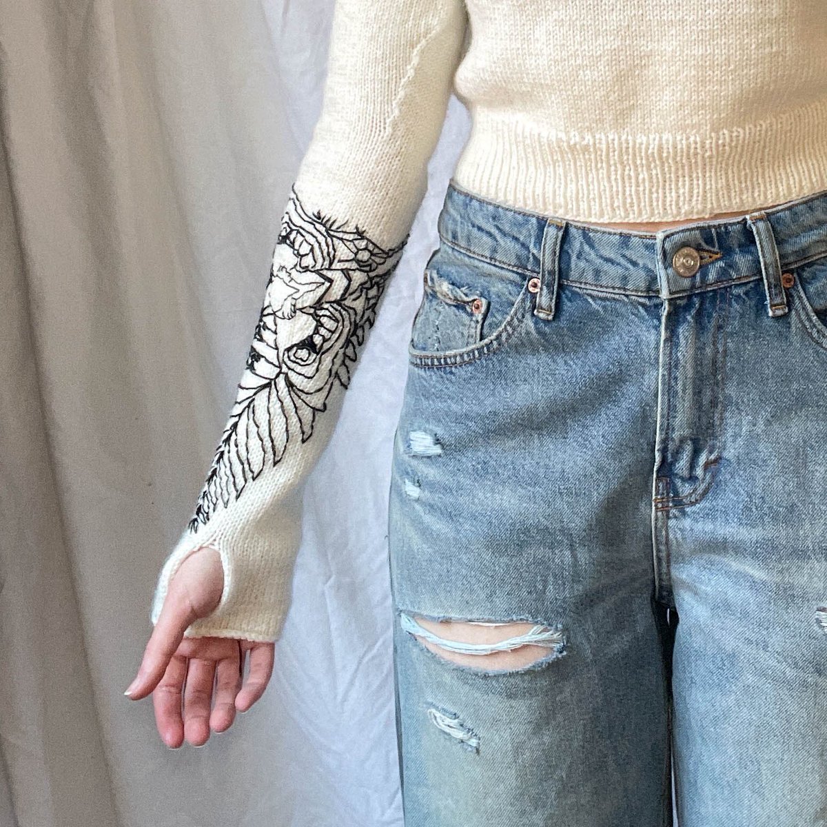 whatmorganmakes's tweet photo. Here for my yearly tweet to tell you I embroidered ellie’s tattoo from the last of us part 2 onto a sweater I knit and it kinda slays

#TheLastOfUs #elliewilliams #TLOU2 https://t.co/wIg03mtNzr