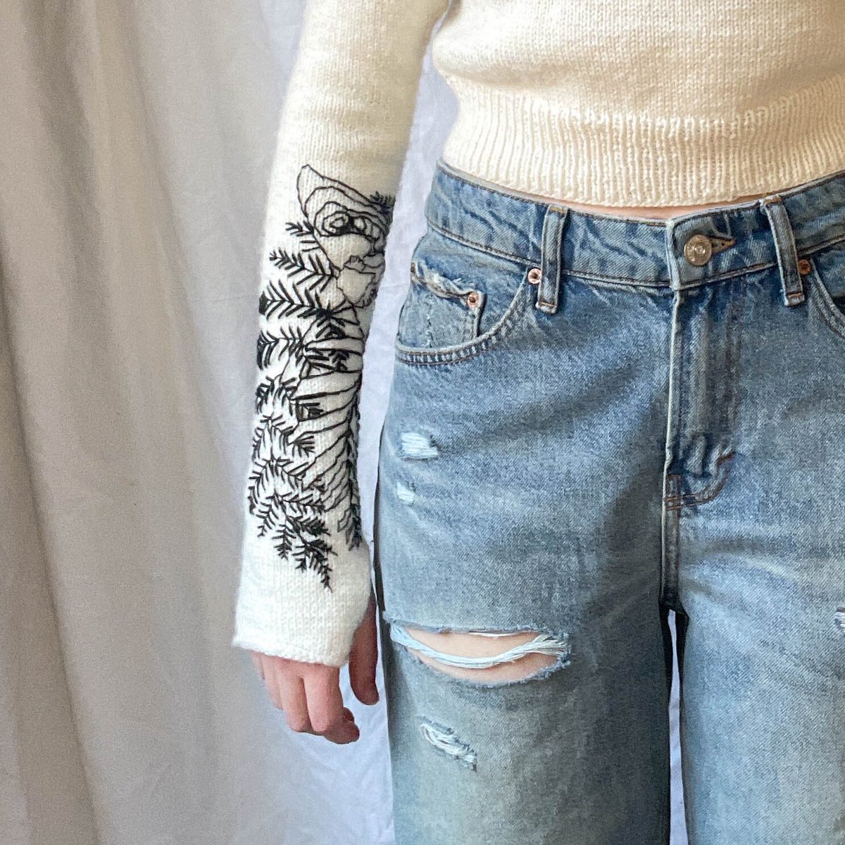 whatmorganmakes's tweet photo. Here for my yearly tweet to tell you I embroidered ellie’s tattoo from the last of us part 2 onto a sweater I knit and it kinda slays

#TheLastOfUs #elliewilliams #TLOU2 https://t.co/wIg03mtNzr