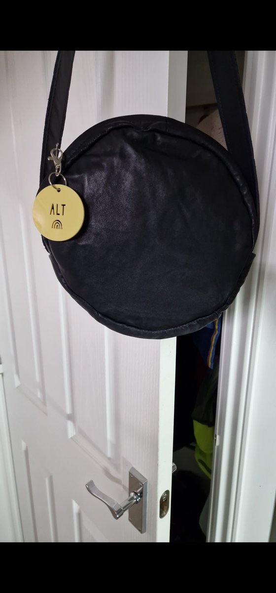zarathomas82's tweet photo. please look out for this bag in or around the #Newham area. It has been on a journey as it had GPS in before chucked

sentimental to me as my mum had it made for my 40th from my late Dad's favourite leather jacket. Cash reward on return #stolen #missing https://t.co/gT3Bi93cMs