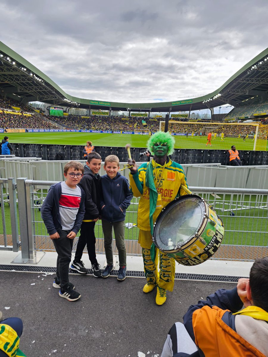 SAGofficiel's tweet photo. 𝗝𝗲𝘂𝗻𝗲𝘀

🌑 Pendant que l’équipe fanion jouait avec le palpitant de leurs supporters, 230 jeunes et moins jeunes étaient à la Beaujoire pour assister à la rencontre FC Nantes - Stade de Reims !

#SaintAubinGuerande 🌓 #SolidaritéAmbitionGénérosité https://t.co/Ct44EgmeR9