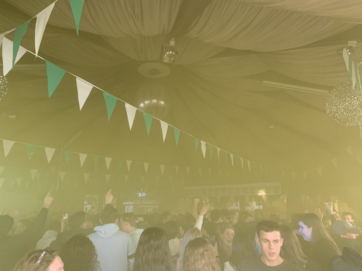 Johanvanes17's tweet photo. Nog geen kampioen…nog geen fantastisch voetbal maar wat mooi, na vorige wedstrijd om zó op te staan en samen met #vvDia zo’n feestje te vieren 🥳 1-0 https://t.co/uzmIANenpH