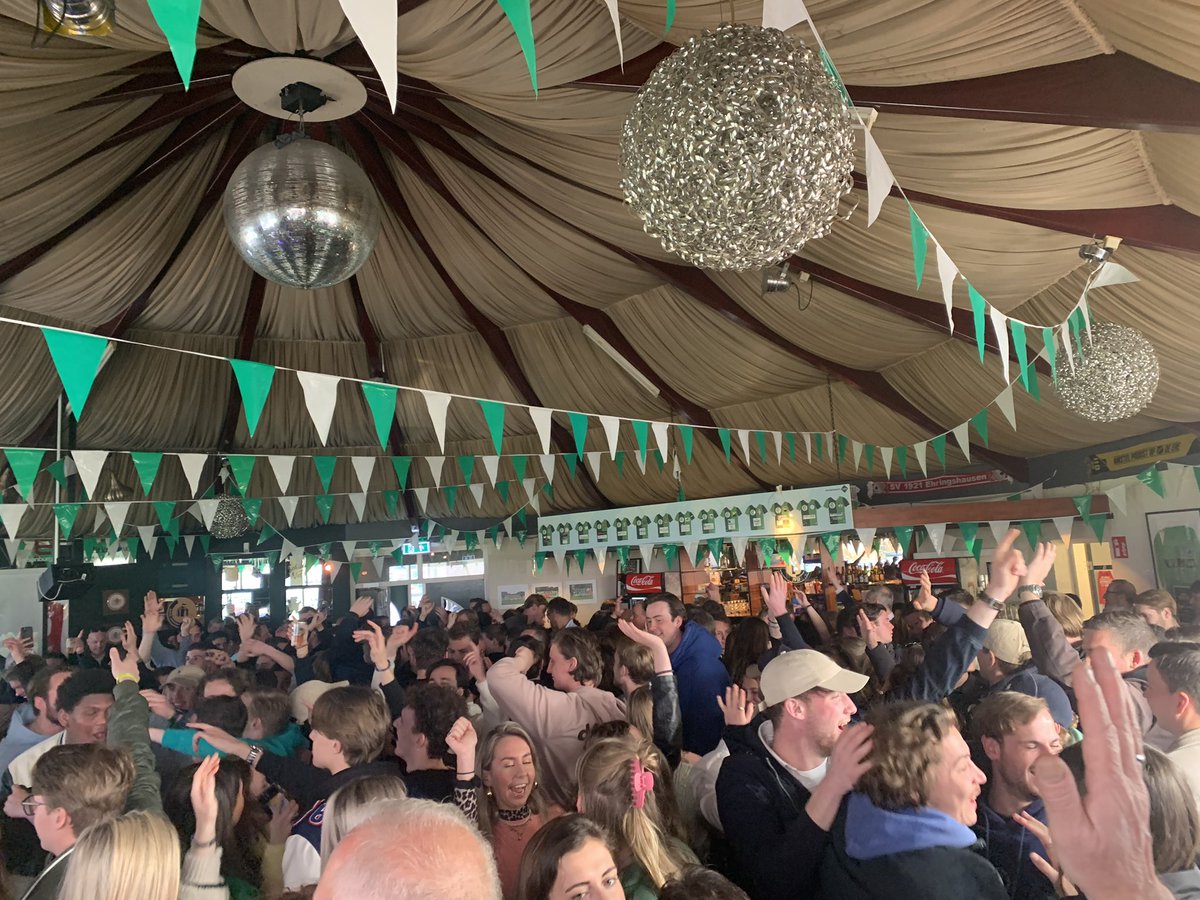 Johanvanes17's tweet photo. Nog geen kampioen…nog geen fantastisch voetbal maar wat mooi, na vorige wedstrijd om zó op te staan en samen met #vvDia zo’n feestje te vieren 🥳 1-0 https://t.co/uzmIANenpH