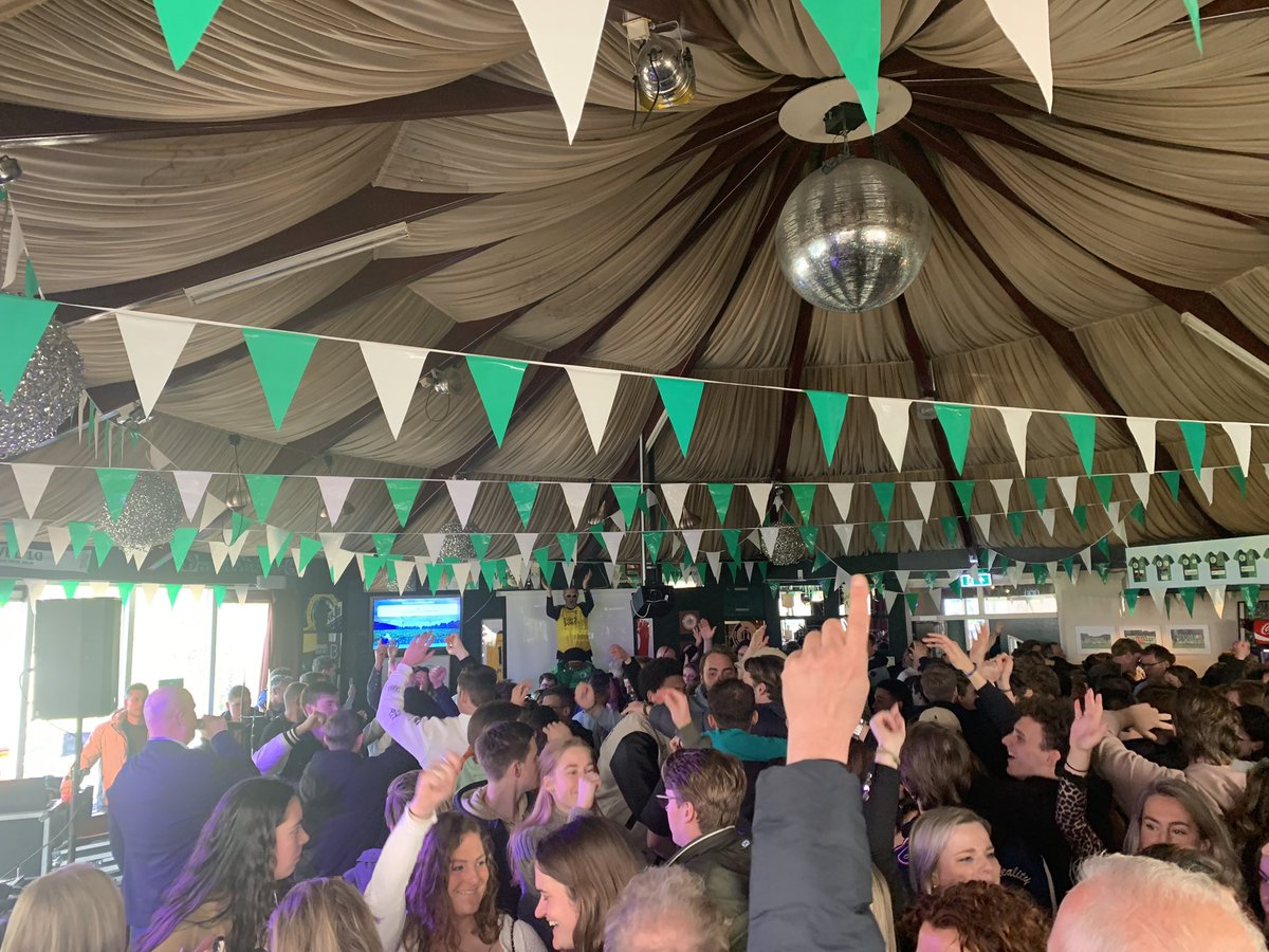 Johanvanes17's tweet photo. Nog geen kampioen…nog geen fantastisch voetbal maar wat mooi, na vorige wedstrijd om zó op te staan en samen met #vvDia zo’n feestje te vieren 🥳 1-0 https://t.co/uzmIANenpH