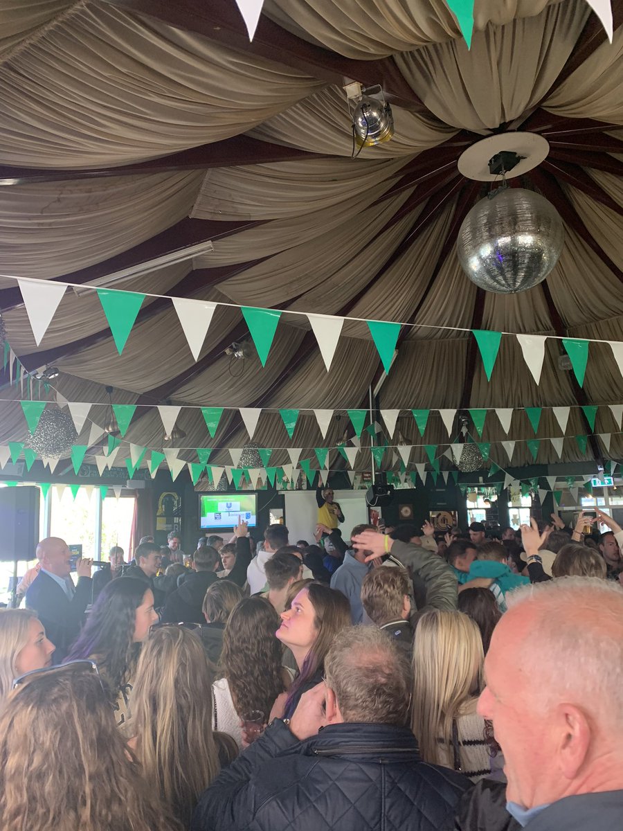 Johanvanes17's tweet photo. Nog geen kampioen…nog geen fantastisch voetbal maar wat mooi, na vorige wedstrijd om zó op te staan en samen met #vvDia zo’n feestje te vieren 🥳 1-0 https://t.co/uzmIANenpH