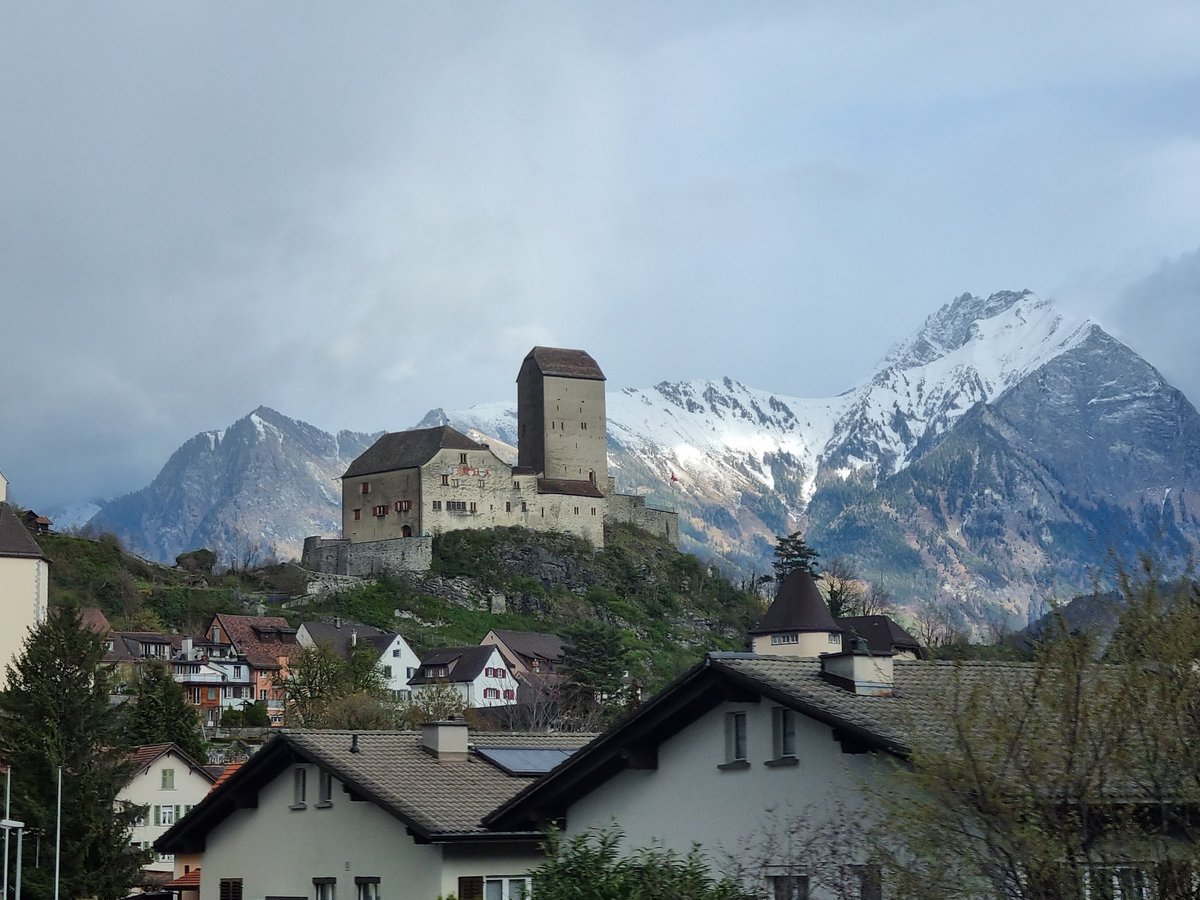 Joschaliiu's tweet photo. Heute bin ich auf meine erste von mehreren Interrail Reisen in den nächsten zwei Monaten aufgebrochen! Zwei Wochen lang werde ich jetzt in und um Italien herum fahren. Für heute bleibe ich aber noch in der Schweiz: https://t.co/KqLtjsgmJY