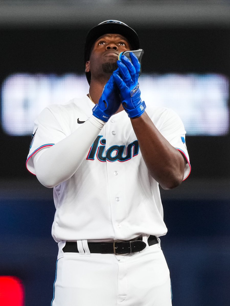 Marlins's tweet photo. Soler starts us off. 💥

The Marlins are on the board. #MakeItMiami https://t.co/RFC8qRxsbi