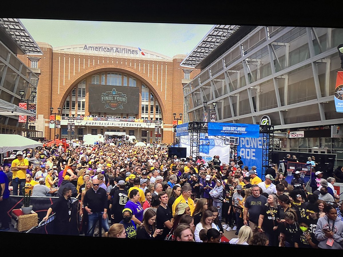 Holly Rowe (@sportsiren) on Twitter photo Everybody watches womens sports. โค๏ธ
If you build it, they will come. Everybody watches womens sports. โค๏ธ
If you build it, they will come.
