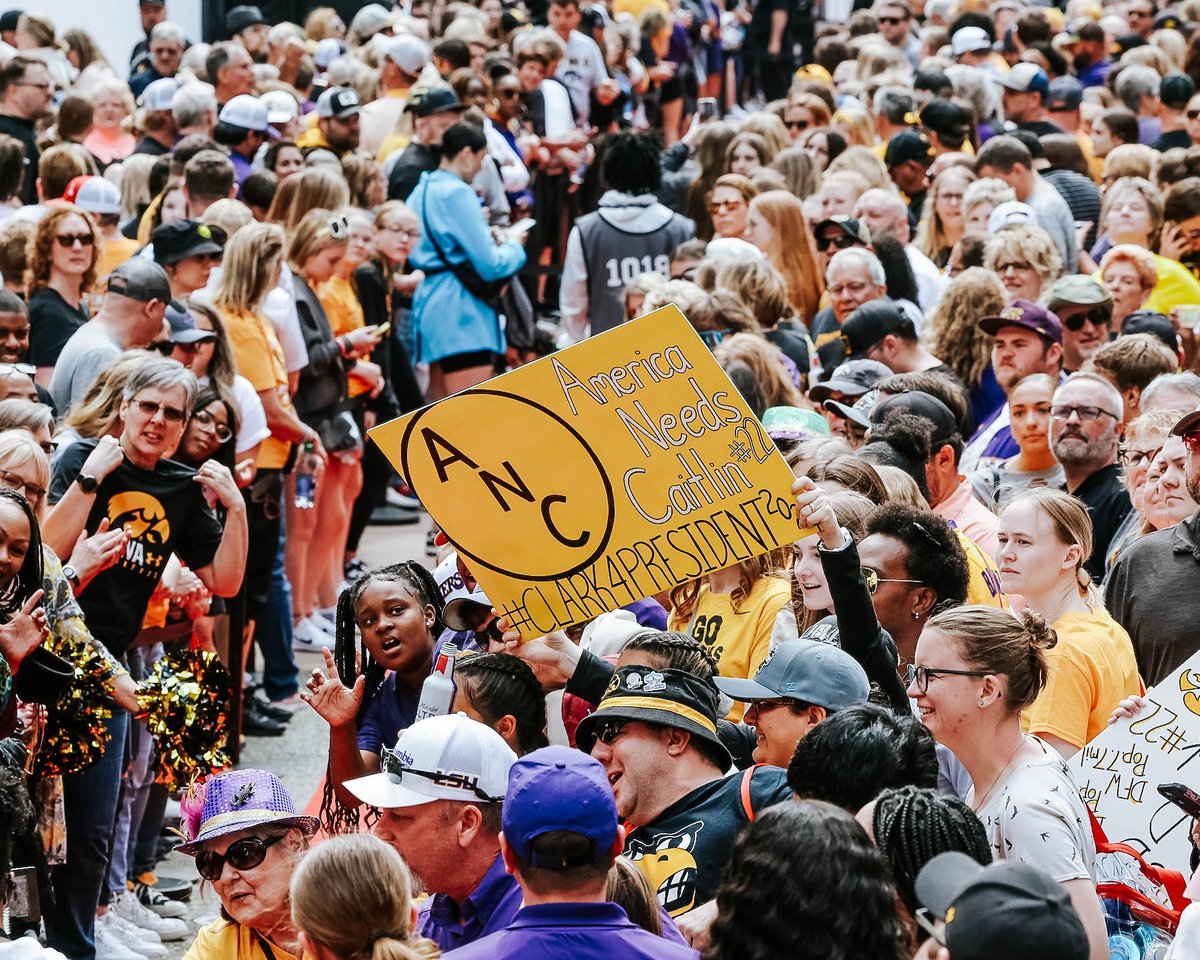 Painting Dallas Black &amp; Gold 🖤💛

#Hawkeyes x #WFinalFour