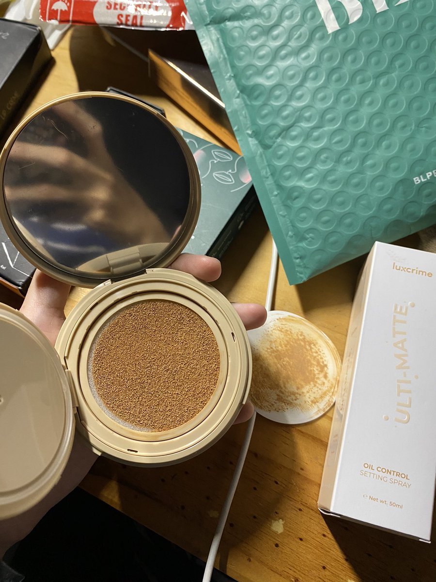 smolladies's tweet photo. wts cushion BLP shade beige, baru banget beliii, baru di swatch sekali, pas dicoba ternyata kegelapan😭😭😭 beli 75 di tiktok shop, dijual 65 aja #wtscushion https://t.co/ZJqM5ehCWc