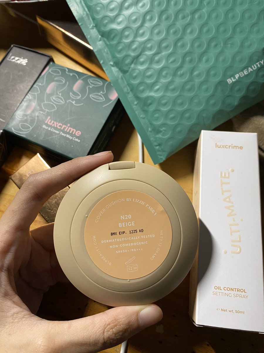 smolladies's tweet photo. wts cushion BLP shade beige, baru banget beliii, baru di swatch sekali, pas dicoba ternyata kegelapan😭😭😭 beli 75 di tiktok shop, dijual 65 aja #wtscushion https://t.co/ZJqM5ehCWc