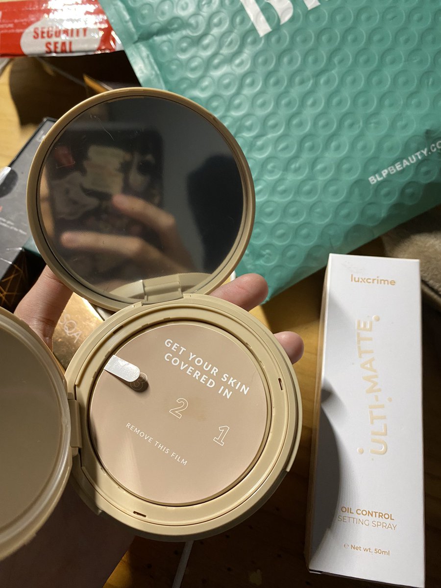 smolladies's tweet photo. wts cushion BLP shade beige, baru banget beliii, baru di swatch sekali, pas dicoba ternyata kegelapan😭😭😭 beli 75 di tiktok shop, dijual 65 aja #wtscushion https://t.co/ZJqM5ehCWc