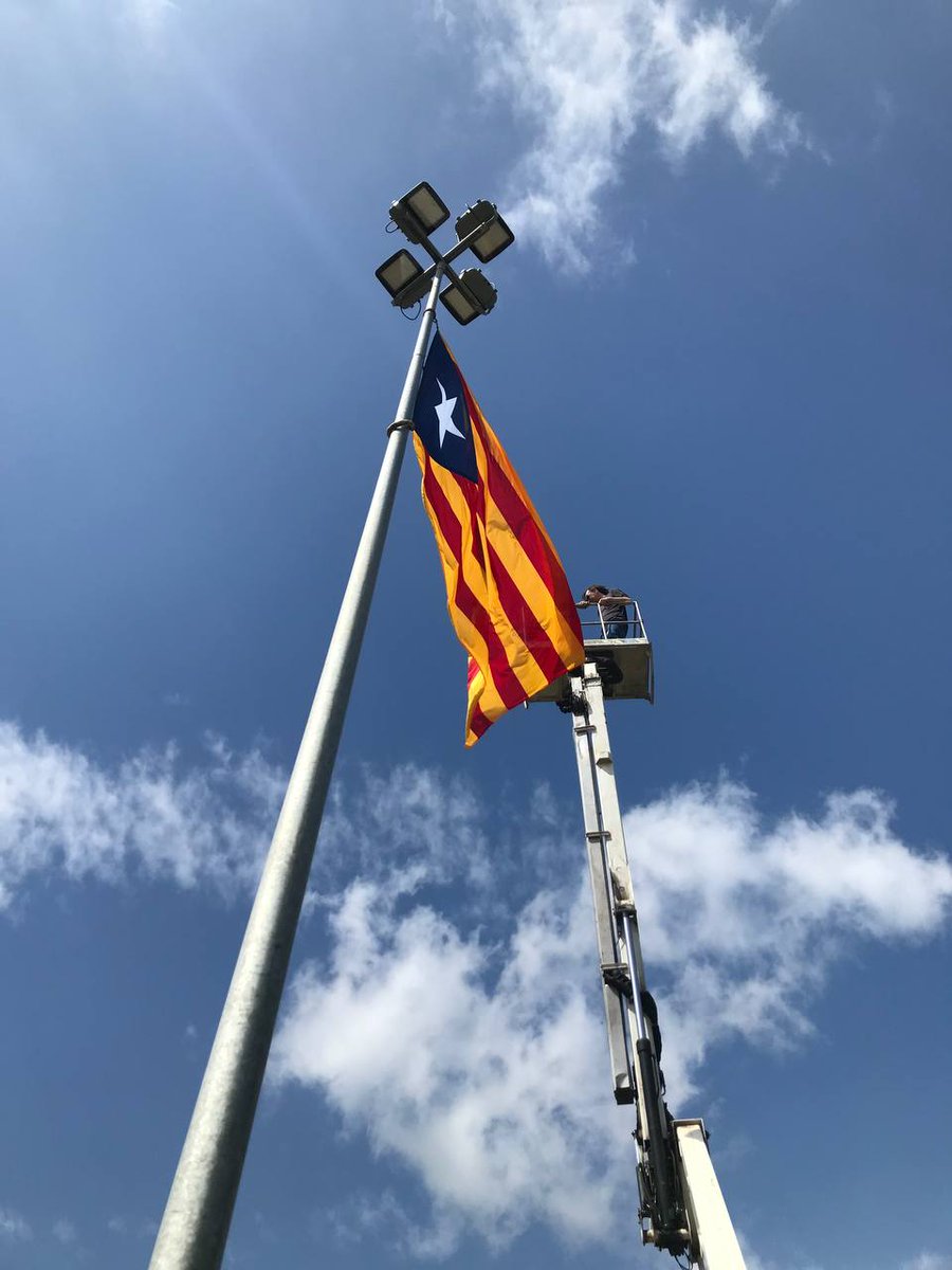 Republicansuni's tweet photo. La tramuntana estava esperant que penjesim les noves estelades, no trobeu ?😅🌬🌬🌬🌬🌬🌬🌬🌬🌬
Ahir Republicans Units i l’AVI de Verges vam restablir les estelades https://t.co/yiHkH6x6RR