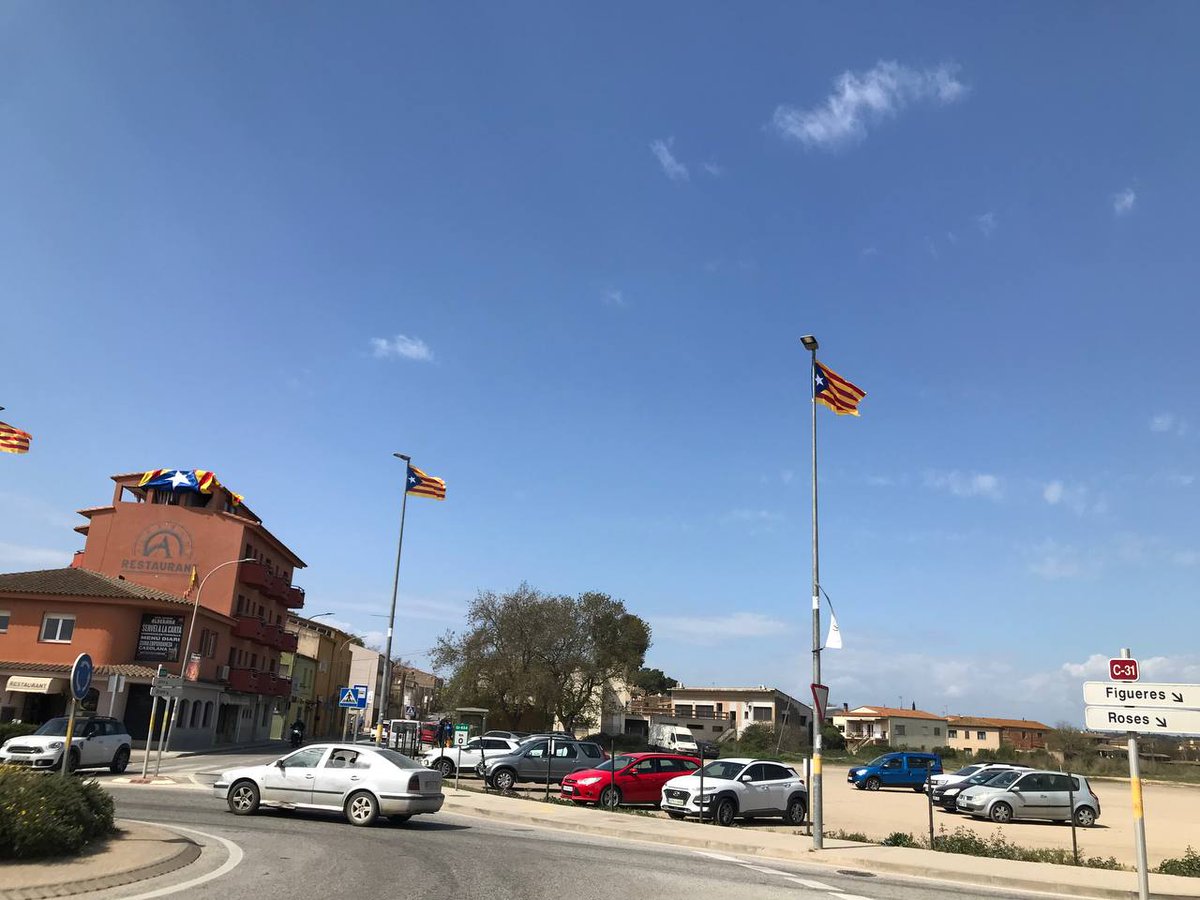 Republicansuni's tweet photo. La tramuntana estava esperant que penjesim les noves estelades, no trobeu ?😅🌬🌬🌬🌬🌬🌬🌬🌬🌬
Ahir Republicans Units i l’AVI de Verges vam restablir les estelades https://t.co/yiHkH6x6RR