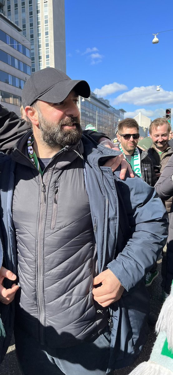 Trevligt att stöta på legenden Kennedy i tåget emot Nya Söderstadion, allsvensk premiär emot Degerfors och allt🌸💚 #bajen #hammarby