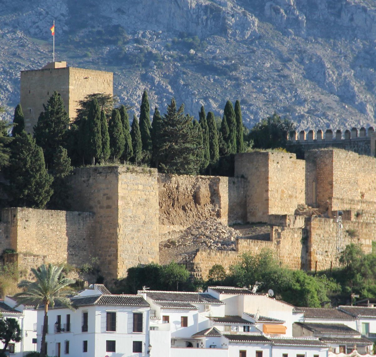 Y esto?
Se ha caído una camisa de la muralla de la Alcazaba,,🙀