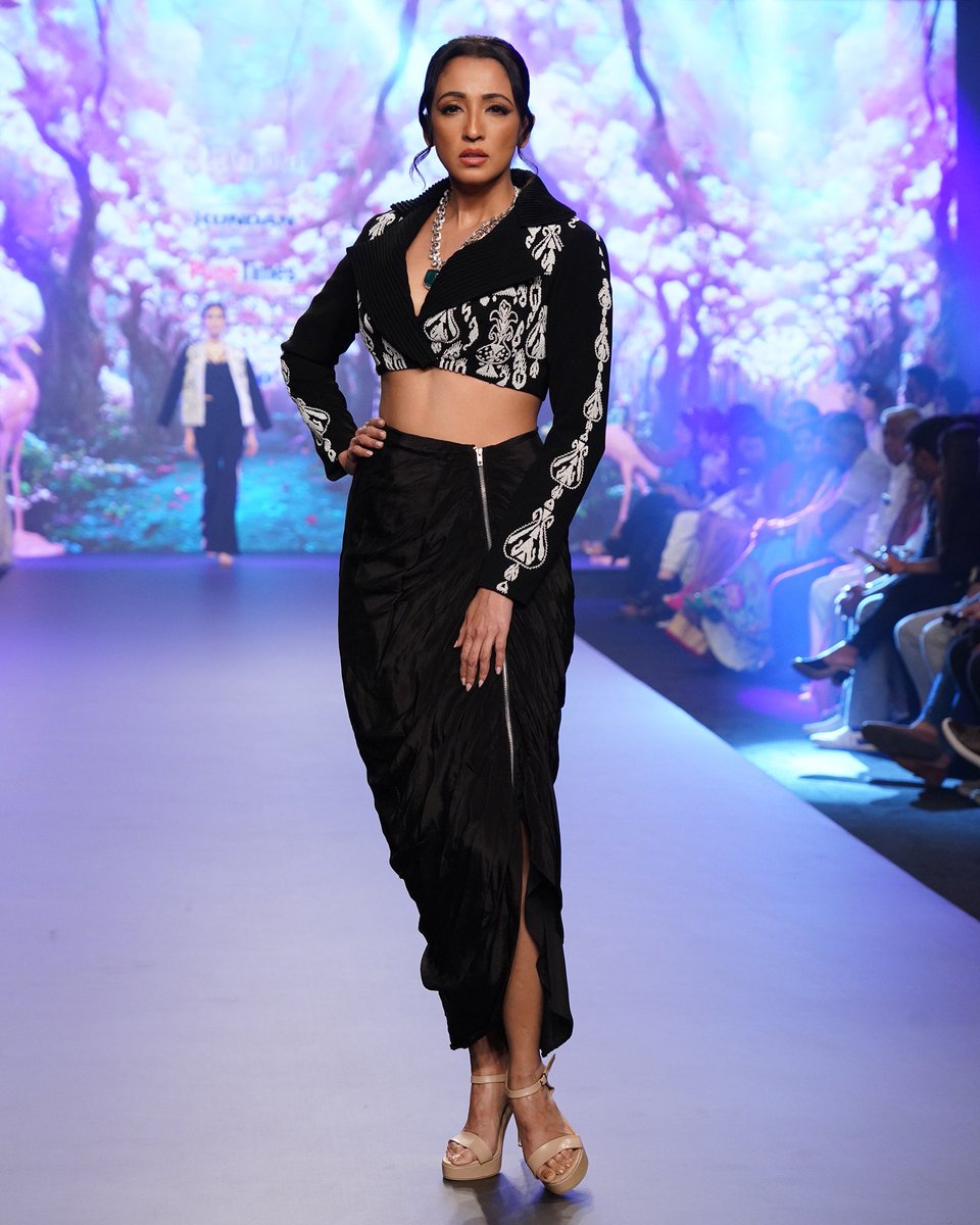 TimesFashionWk's tweet photo. Ayushi Agarwal’s collection from Artisanal Dhaga, truly upped the mood with its intricacy at the #PuneTimesFashionWeek2023. An absolute delight to witness @iamTinaDatta show-stop for this exquisite collection!
#PTFW #PTFW23 #KundanSpaces #AyushiAgarwal #ArtisanalDhaga #TinaDatta https://t.co/idPpmL1Bzo