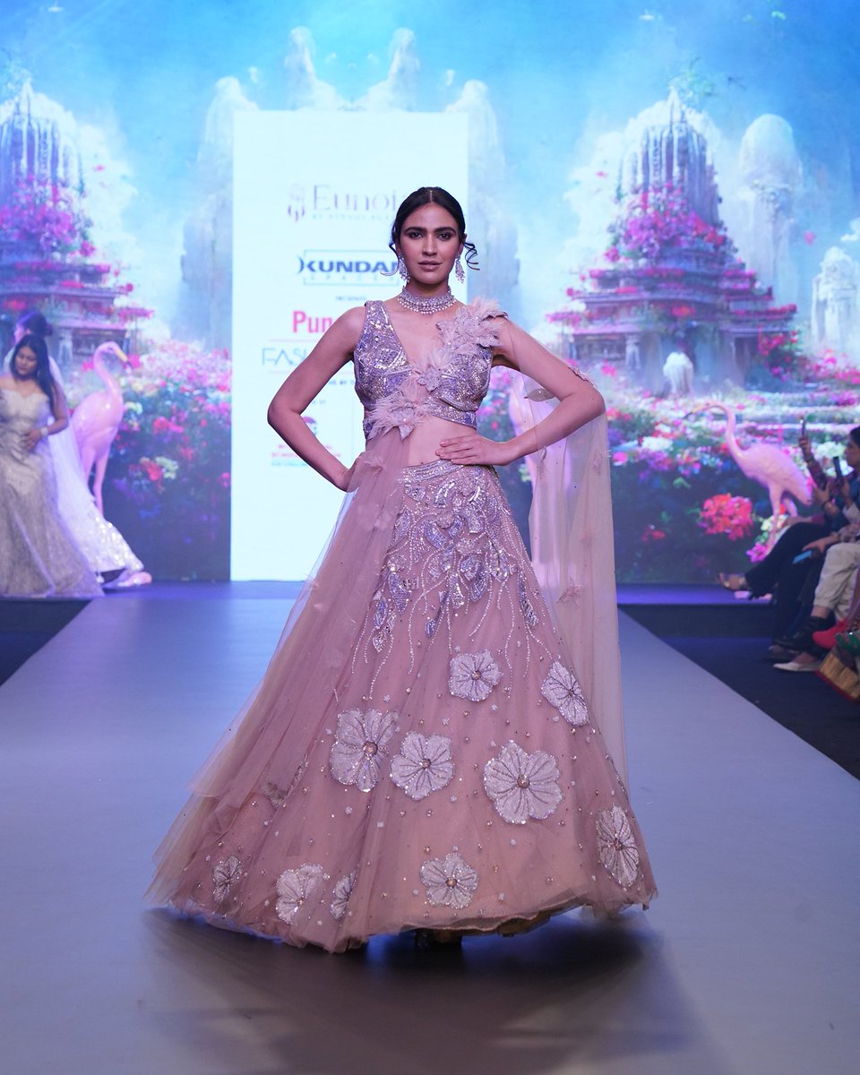 TimesFashionWk's tweet photo. Ayushi Agarwal’s collection from Artisanal Dhaga, truly upped the mood with its intricacy at the #PuneTimesFashionWeek2023. An absolute delight to witness @iamTinaDatta show-stop for this exquisite collection!
#PTFW #PTFW23 #KundanSpaces #AyushiAgarwal #ArtisanalDhaga #TinaDatta https://t.co/4HZleuDw23