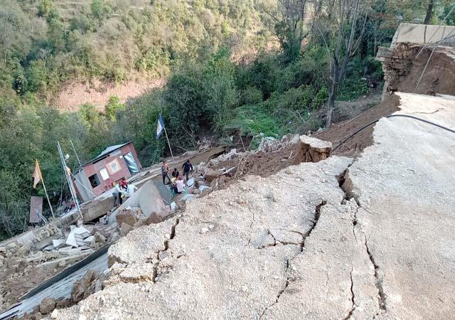सोलन : जमीन धंसने से पैट्रोल पंप व भवन धराशायी, लाखों का नुक्सान
m.himachal.punjabkesari.in/himachal-prade…

#SolanHindiNews #Bhat #LandSubsidence #PetrolPump #Building #Collapse #HimachalPradeshHindiNews #SolanLocalHindiNews #Sol