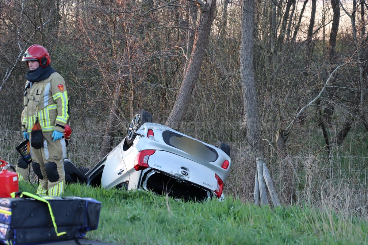 HulpverlenerGV's tweet photo. Aan de N236/Loodijk bij #Ankeveen was vanavond een auto op z'n kop in de greppel beland. De bestuurder van het voertuig kwam met de schrik vrij. De brandweer heeft de auto veilig gesteld. Hoe het ongeval kon gebeuren, is niet bekend. https://t.co/DLp8xifpii