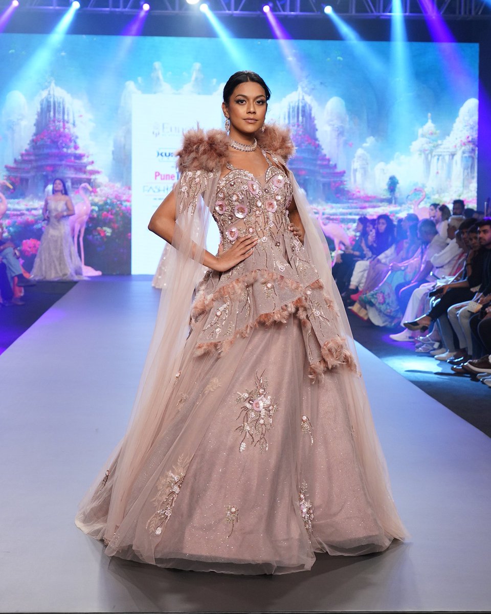 TimesFashionWk's tweet photo. Ayushi Agarwal’s collection from Artisanal Dhaga, truly upped the mood with its intricacy at the #PuneTimesFashionWeek2023. An absolute delight to witness @iamTinaDatta show-stop for this exquisite collection!
#PTFW #PTFW23 #KundanSpaces #AyushiAgarwal #ArtisanalDhaga #TinaDatta https://t.co/j0Sg13pKJh