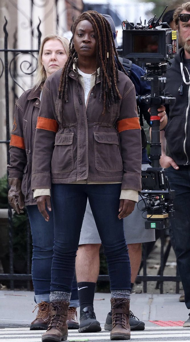 QueenOfTWDU's tweet photo. 👑Thee sexiest Queen of the Apocalypse MichonneGrimes returns to us, she looks so hot as always in these images 🔥🔥🔥#DanaiGurira #MichonneGrimes #MrsRickGrimes #TWDUsLeadingLady #QueenoftheApocalypse #RichonneSpinoff #Richonne #TWDSummit #ApocalypseQueen #EpicLoveStory https://t.co/5icdvx0wrb