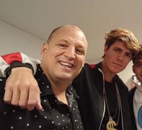 por favor q tipo fachero y lindo q es no tiene sentido.. y bueno al lado marcos