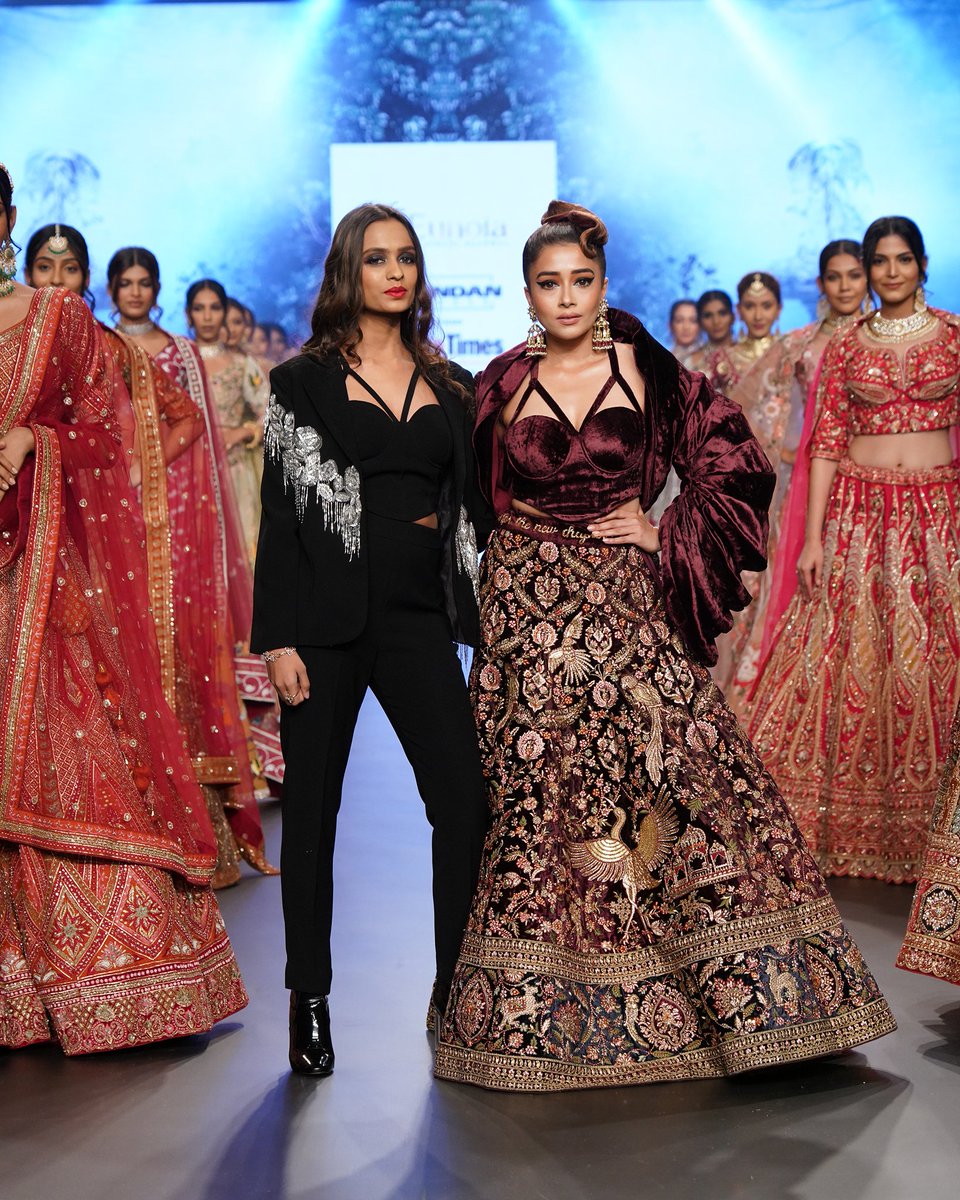 TimesFashionWk's tweet photo. Ayushi Agarwal’s collection from Artisanal Dhaga, truly upped the mood with its intricacy at the #PuneTimesFashionWeek2023. An absolute delight to witness @iamTinaDatta show-stop for this exquisite collection!
#PTFW #PTFW23 #KundanSpaces #AyushiAgarwal #ArtisanalDhaga #TinaDatta https://t.co/MFwPMwG6g1