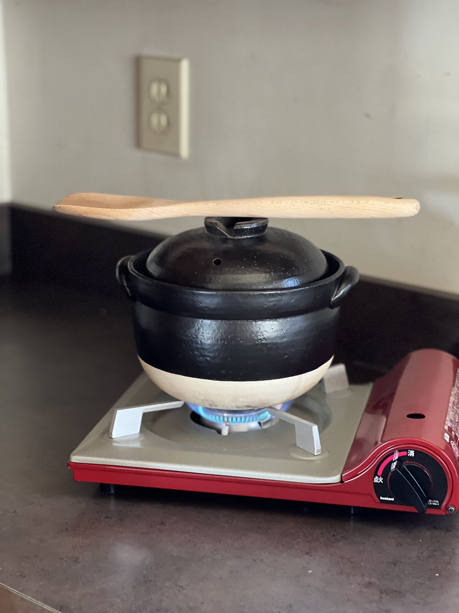 charliemcelvy's tweet photo. I love making rice in this thing! Better than any rice cooker. Classic, earthy, traditionally sticky, and perfect.

#donabe #claypot #土鍋 #cooking #japanese #traditionalcooking #iwatani https://t.co/qXo7eeW12e