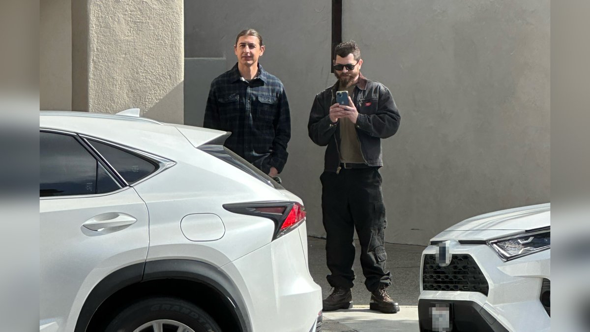 CoryCullington's tweet photo. Santa Barbara—it appears we have a tiny Nazi problem. A thread. 🧵

On March 4, 2023, around 11am, these two individuals showed up across the street from a drag queen story time event hosted downtown.

1/ https://t.co/3cNwUClBxr