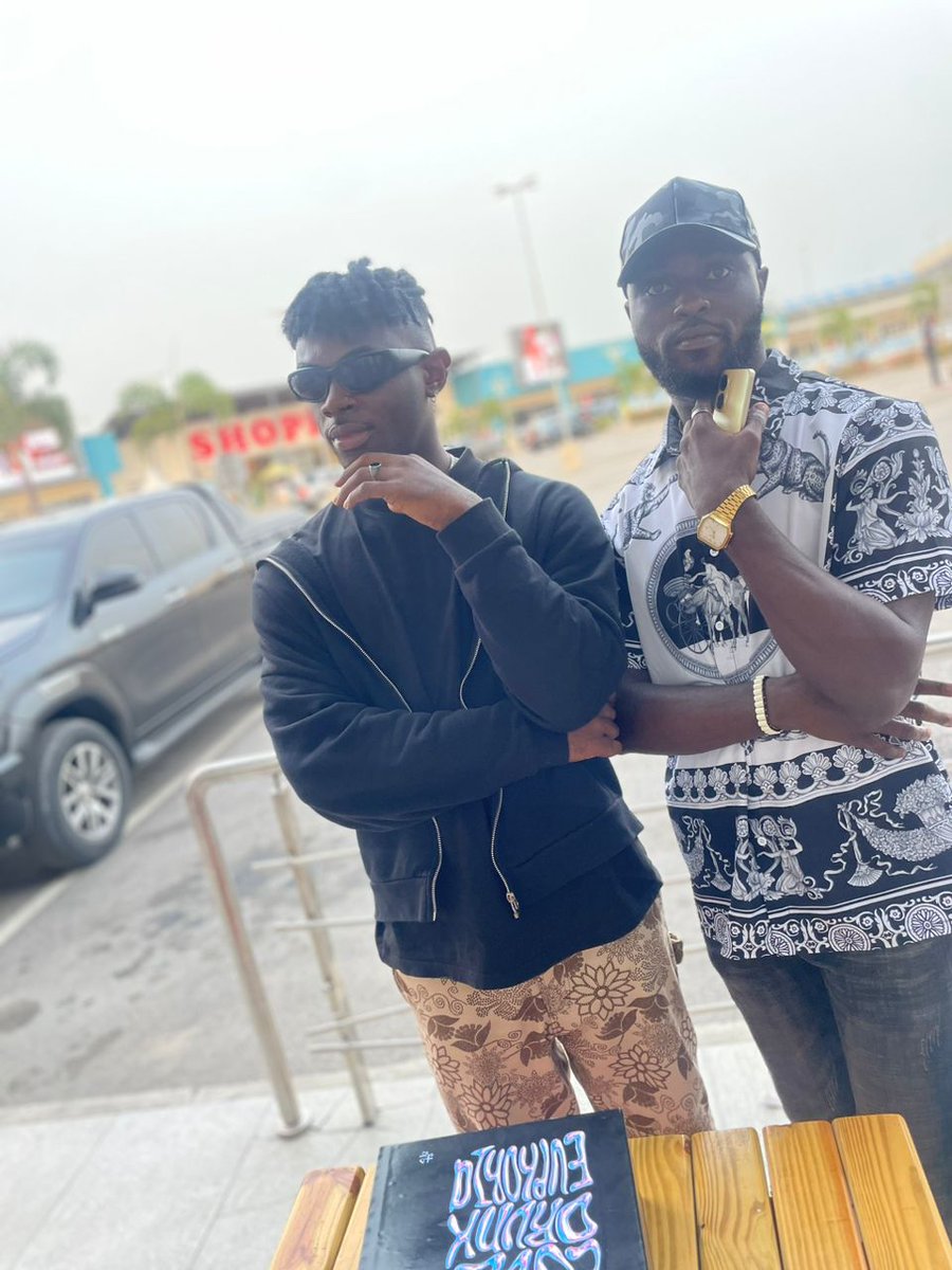 friskyblaq_'s tweet photo. Handsome and Beautiful Lagos Vibryannts @doranessysnow, @rhemmyyyyy and @KlasickTheHost so happy to see you all🐻❤️

#HonestDecision #PalmSunday https://t.co/sNJddvFATI