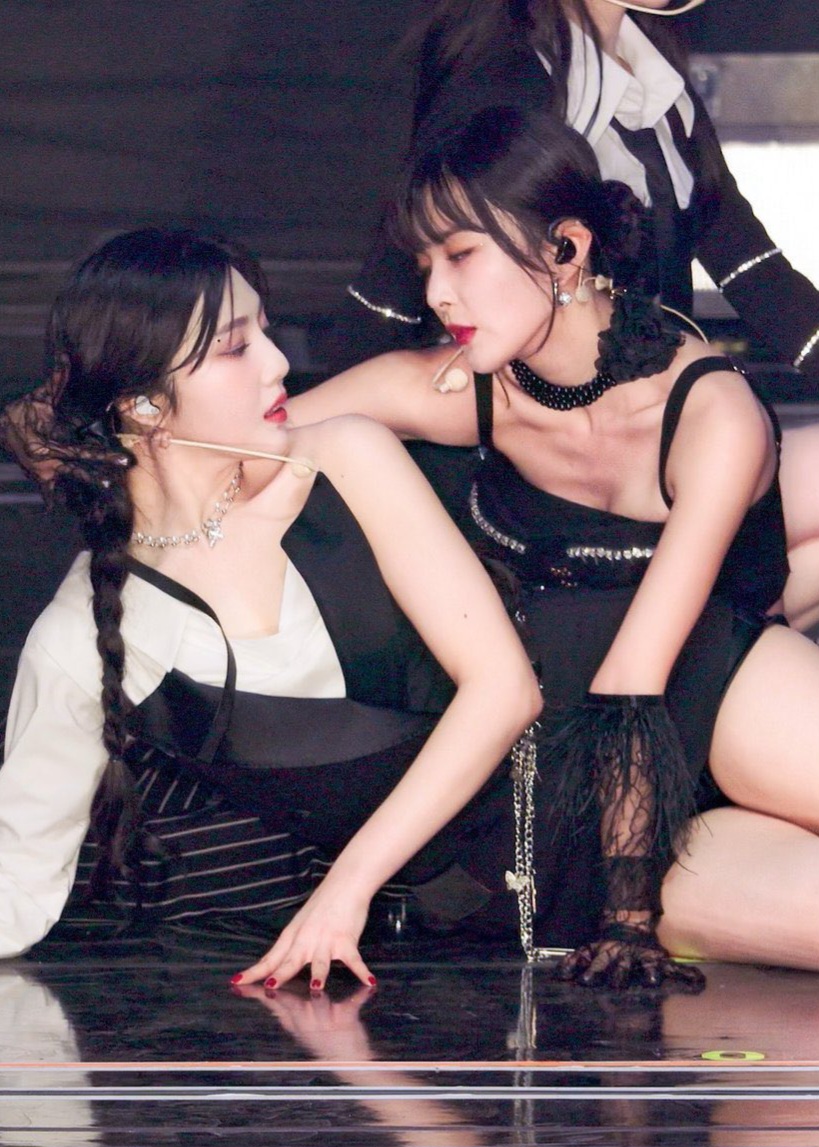 kpop moments that could kill a sapphic (@kpopsapphic) on Twitter photo 2023-04-02 22:30:00