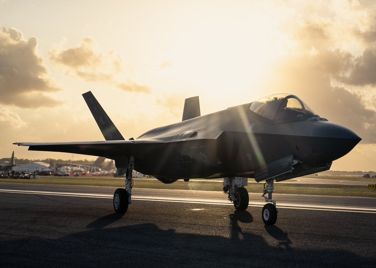 F35demoteam's tweet photo. Sun ‘n Fun living up to its name! 🌅

We hope you loved our sunset show as much as we did! 🙌🏼

With that beautiful golden hour glow it’s hard to take a bad photo. 😎

Unfortunately, we won’t be flying today, but we sure hope we left a lasting impression last night!🤘🏽 https://t.co/OuR2dp33ot