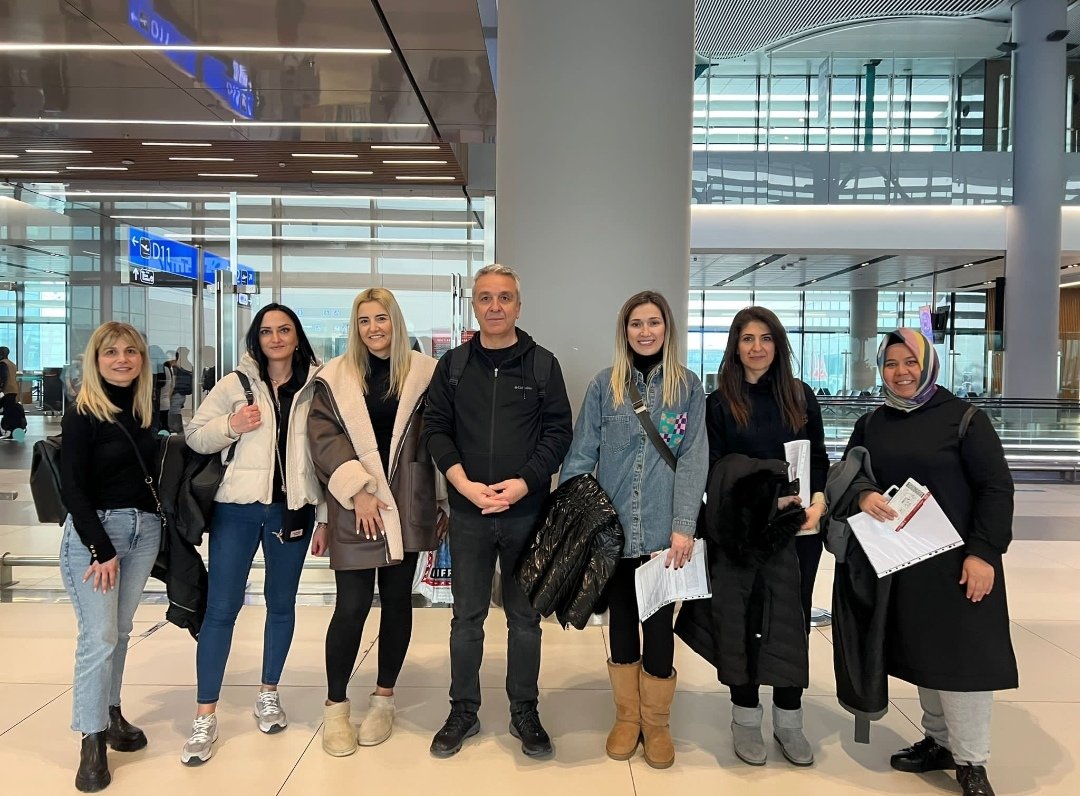 AB Erasmus Akreditasyonu kapsamında okulumuz öğretmenlerinden Kübra Sağlık ve Canan Akbaş Avusturya'da gerçekleştirilecek kurs hareketliliği için Viyana'da 🇹🇷🇪🇺
<a href="/istanbulilmem/">İstanbul İl Millî Eğitim Müdürlüğü</a> <a href="/memleventyazici/">Levent Yazıcı</a> <a href="/ErsahinMustafa/">Mustafa Erşahin</a> @istmem_abhibe <a href="/gulcindermann/">Gülçin Derman</a> <a href="/AycinHayta1/">Ayçin Hayta</a> <a href="/ulusalajans/">Türkiye Ulusal Ajansı 🇹🇷 Turkish NA</a> <a href="/ilkerastarci/">İlker Astarcı</a>