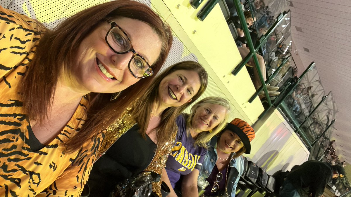 rory00813's tweet photo. #wffselfie GEAUX TIGERS 💜💛 https://t.co/fql62i7G15